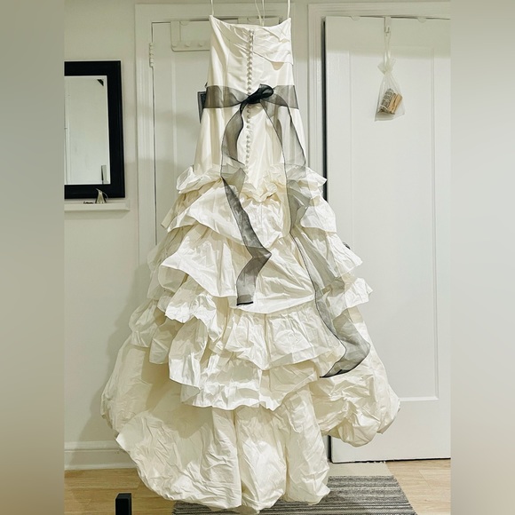 White by Vera Wang Wedding Dress – Strapless, Tiered Skirt, Train, Size 2 - Picture 4 of 16